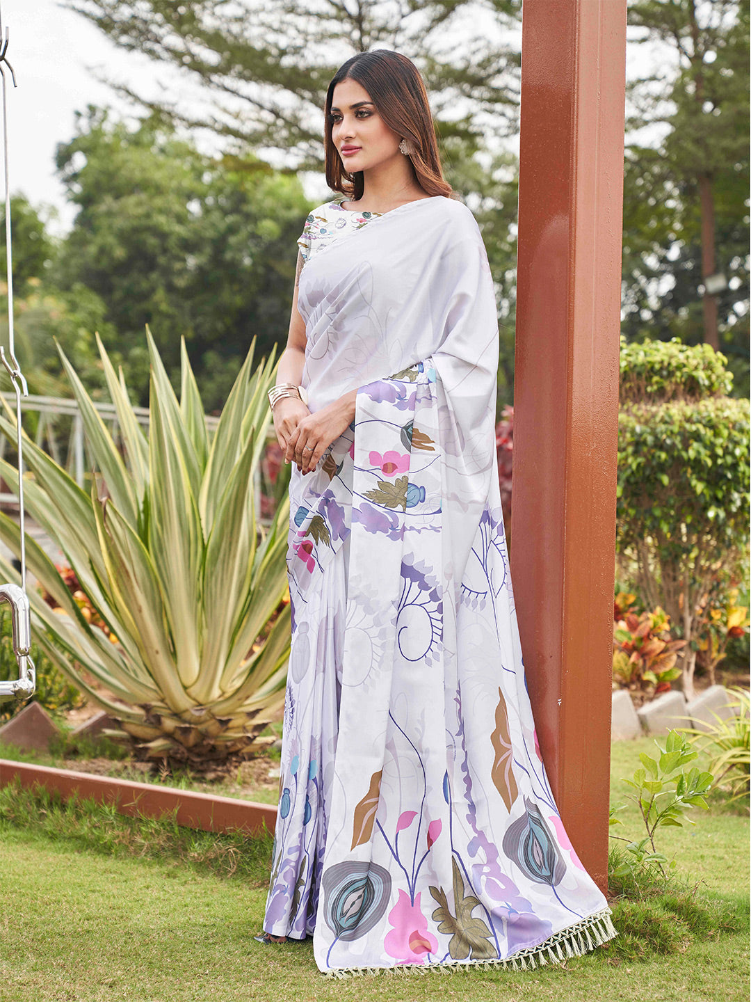 Tikhi Imli White Floral Printed Saree | Swadesiicart