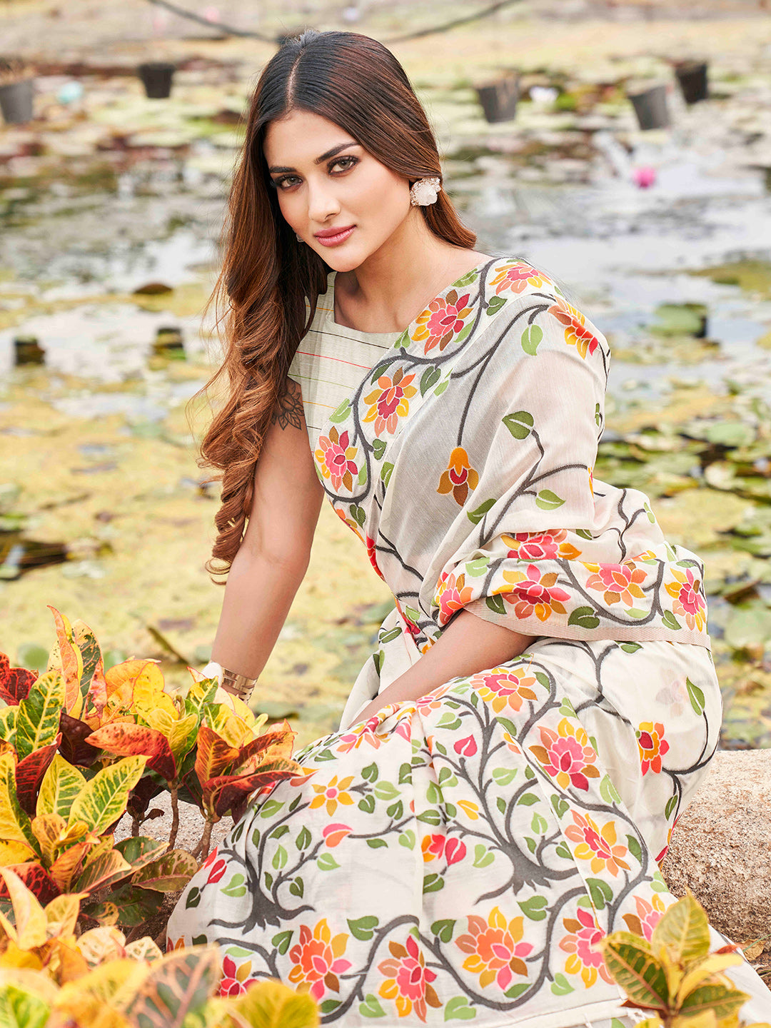 Tikhi Imli White Floral Woven Design Saree | Swadesiicart