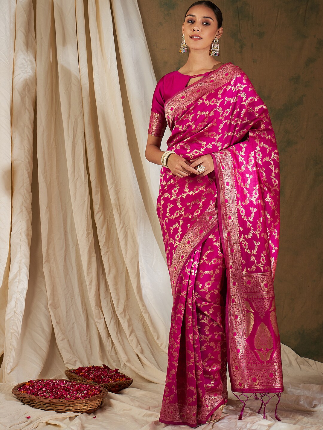 Sangria Pink & Gold-Toned Floral Woven Design Zari Banarasi Saree | Swadesiicart