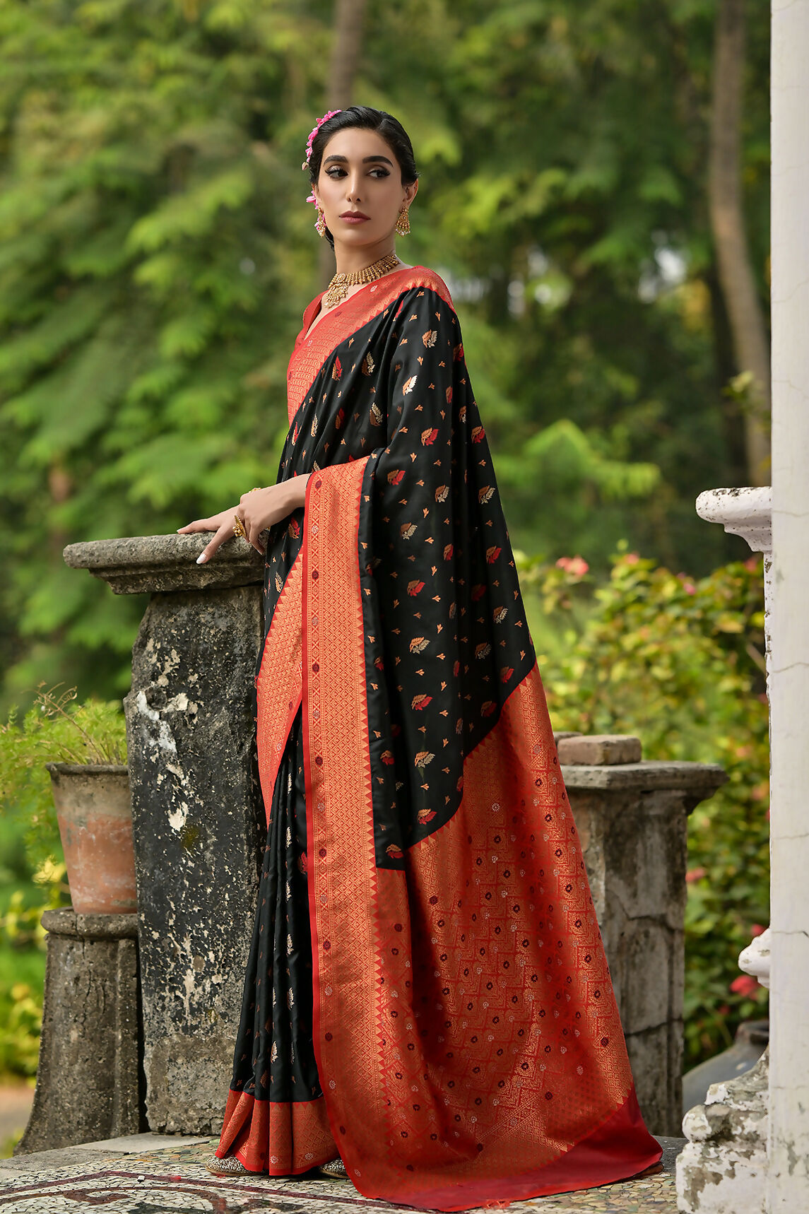 Vishnu Weaves Women's Black Banarasi Silk Zari Woven Saree with Blouse - Swadesiicart