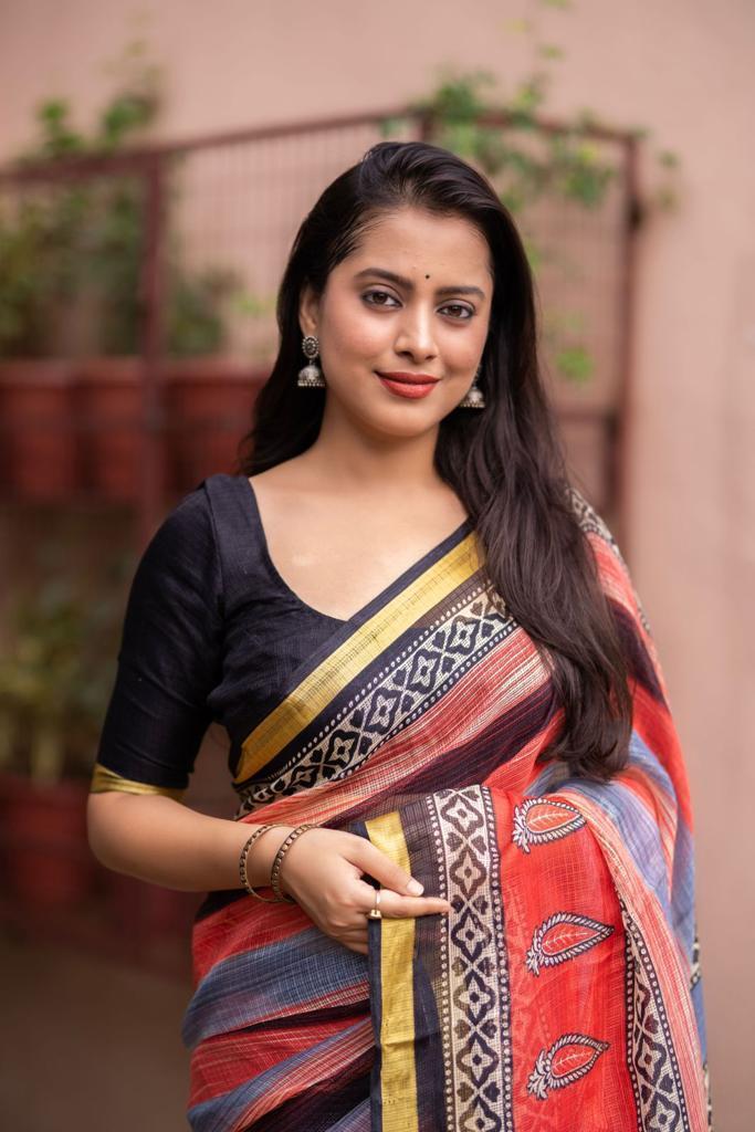 Red Silk Blend Geometric Saree with Unstitched Blouse - Hiral Fashion | Swadesiicart