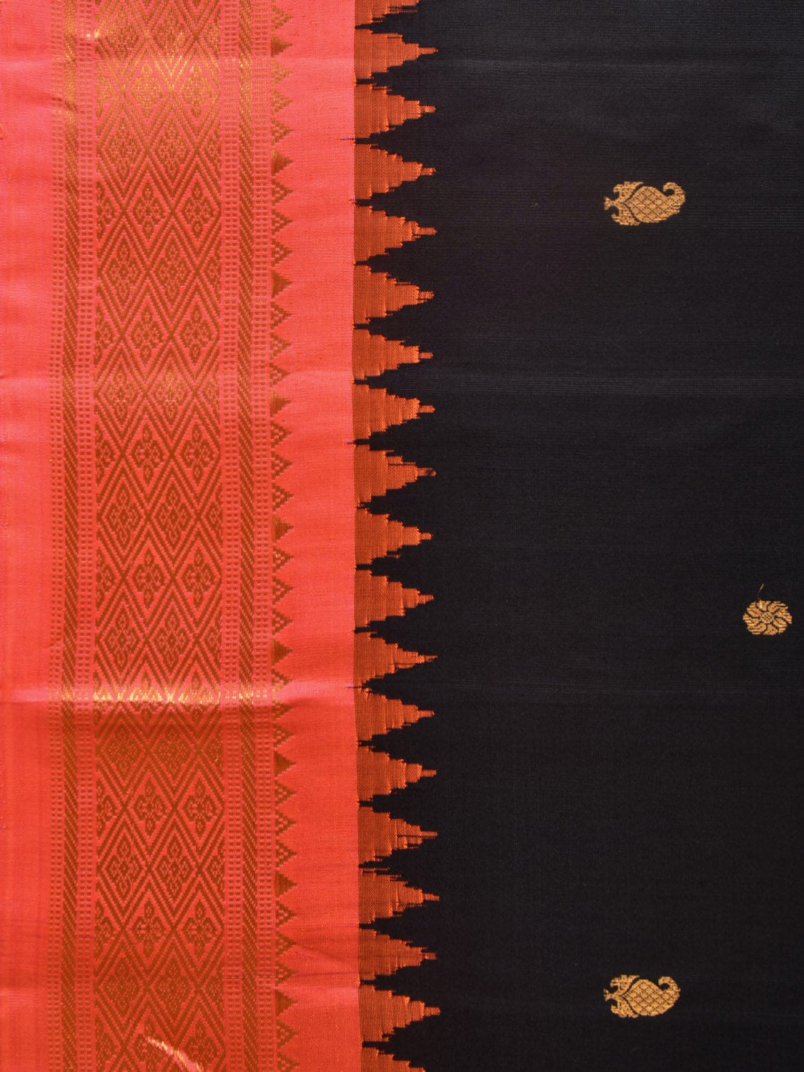 Black and Peach Gadwal Silk Handloom Saree with Mango Pallu and Border Design - Global Threads | Swadesiicart