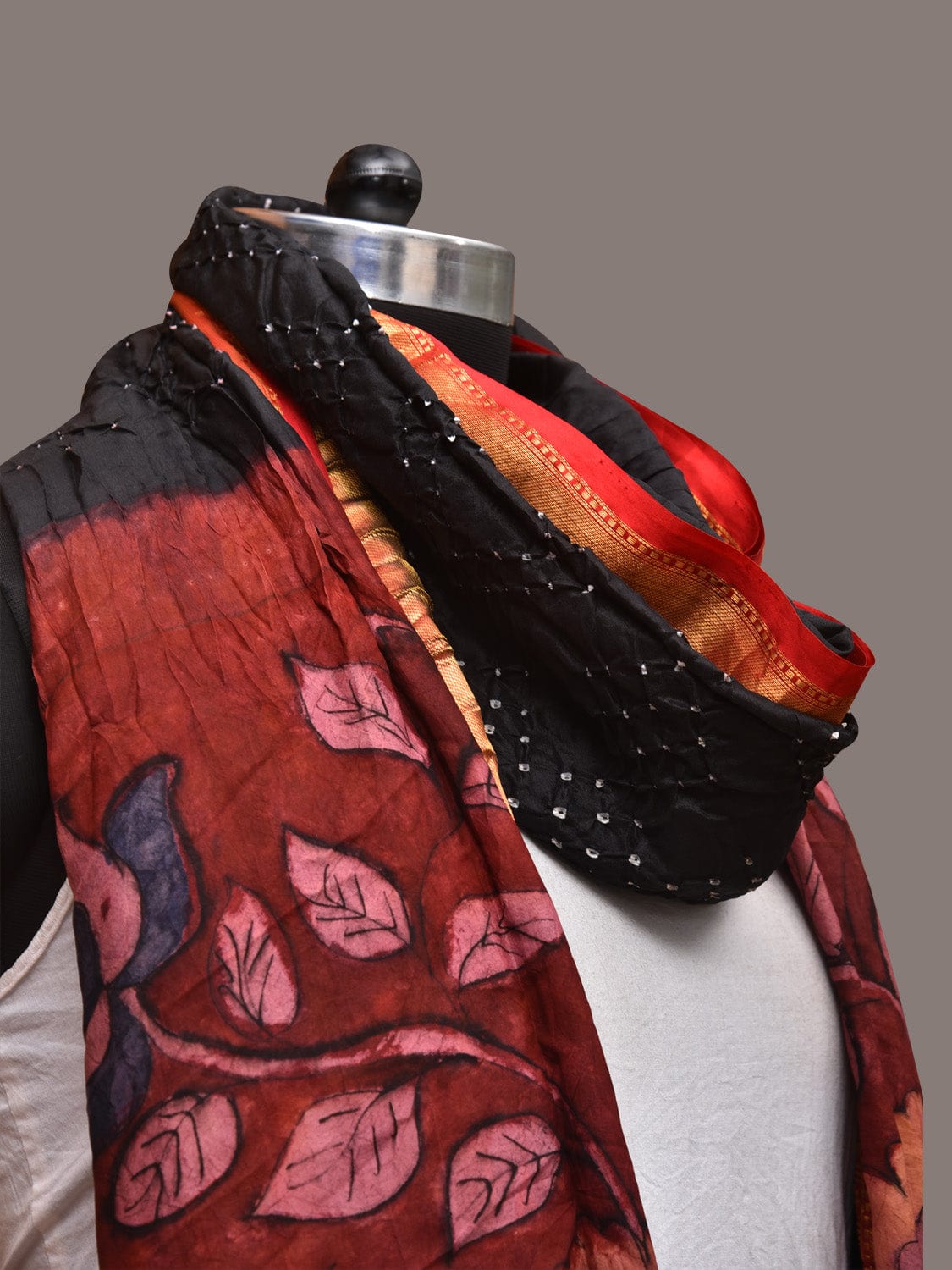 Black and Red Bandhani Kanchipuram Silk Handloom Dupatta with Kalamkari Design - Global Threads | Swadesiicart