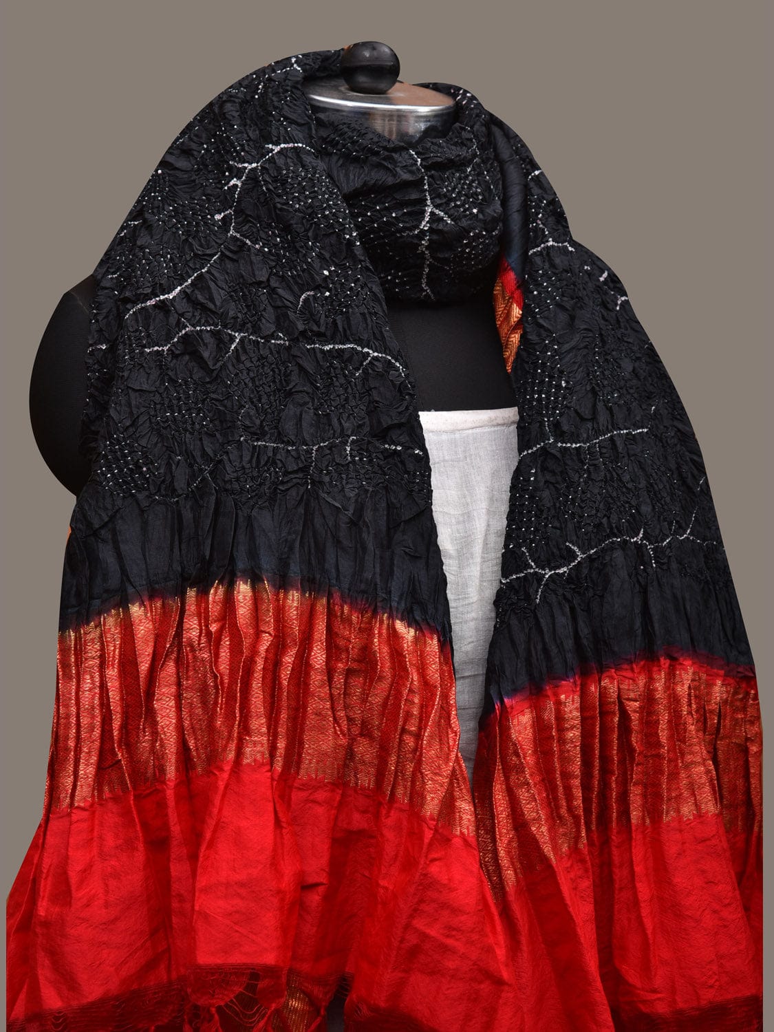 Black and Red Bandhani Kanchipuram Silk Handloom Dupatta with Leaves Design - Global Threads | Swadesiicart