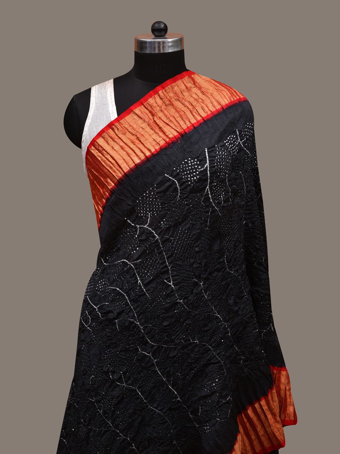 Black and Red Bandhani Kanchipuram Silk Handloom Dupatta with Leaves Design - Global Threads | Swadesiicart