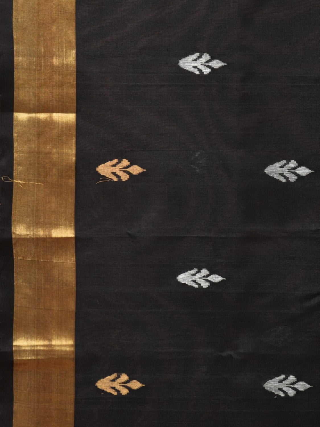 Black Uppada Silk Handloom Saree with Floral Pallu Design - Global Threads | Swadesiicart