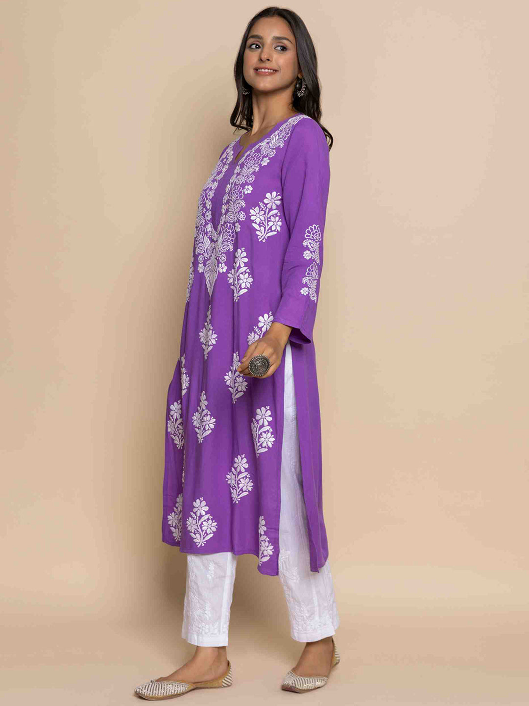 HOUSE OF KARI Floral Chikankari Embroidered Notched Round Neck Straight Kurta | Swadesiicart