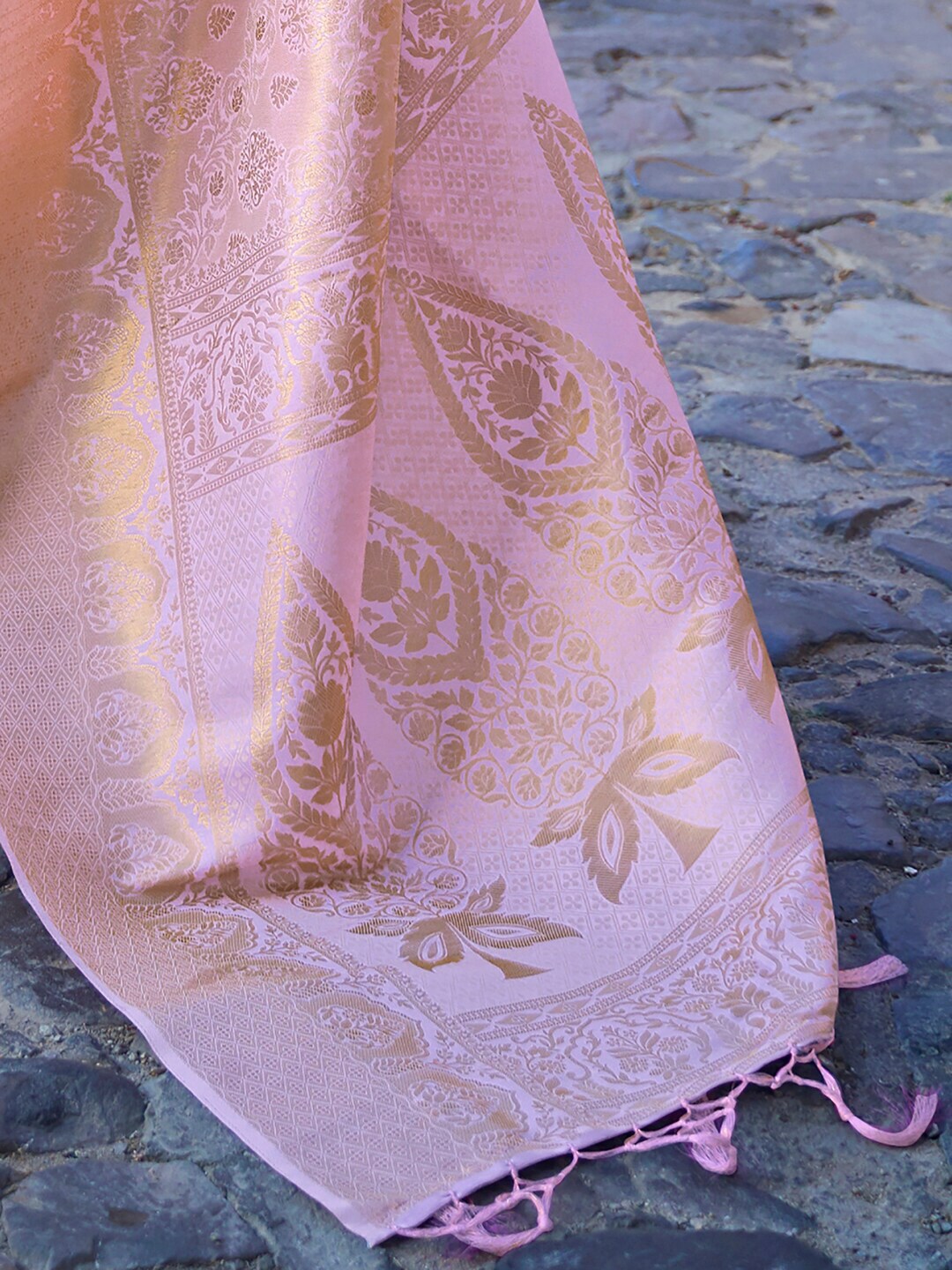 Mitera Lavender & Gold-Toned Woven Design Zari Silk Blend Banarasi Saree | Swadesiicart