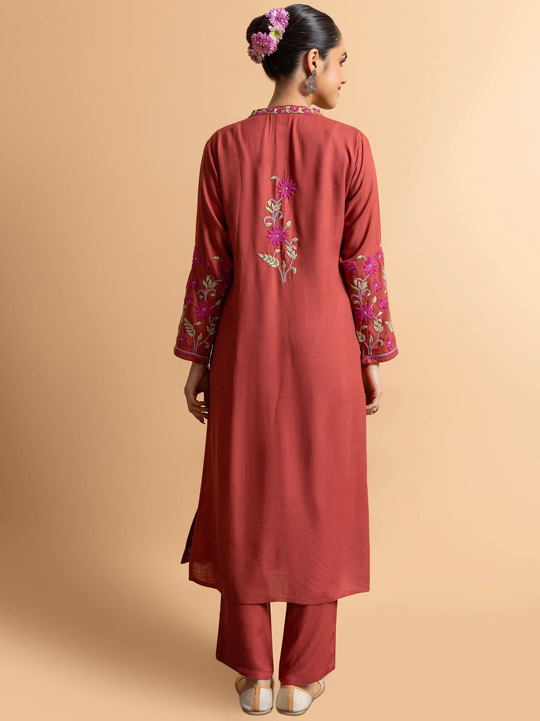 HOUSE OF KARI Floral Embroidered Regular Chikankari Kurta with Trousers | Swadesiicart