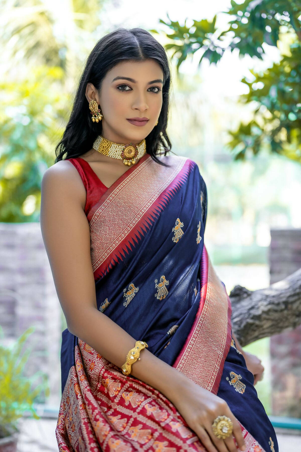 Vishnu Weaves Women's Navy-Blue Tussar Silk Zari Woven Saree with Blouse - Swadesiicart