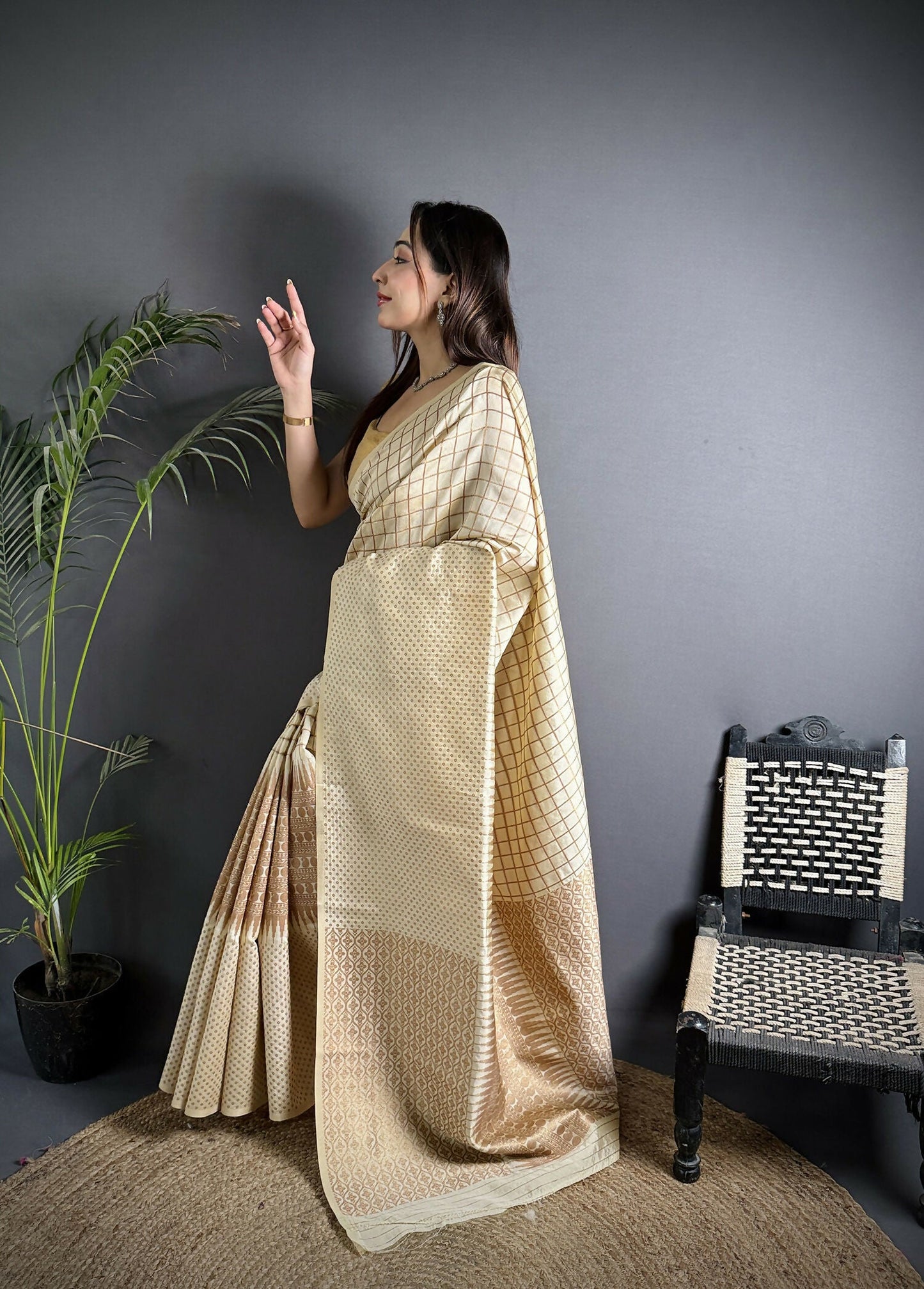 Joban Fashion Off White Banarasi Soft Lichi Silk Checks & Woven Saree | Swadesiicart