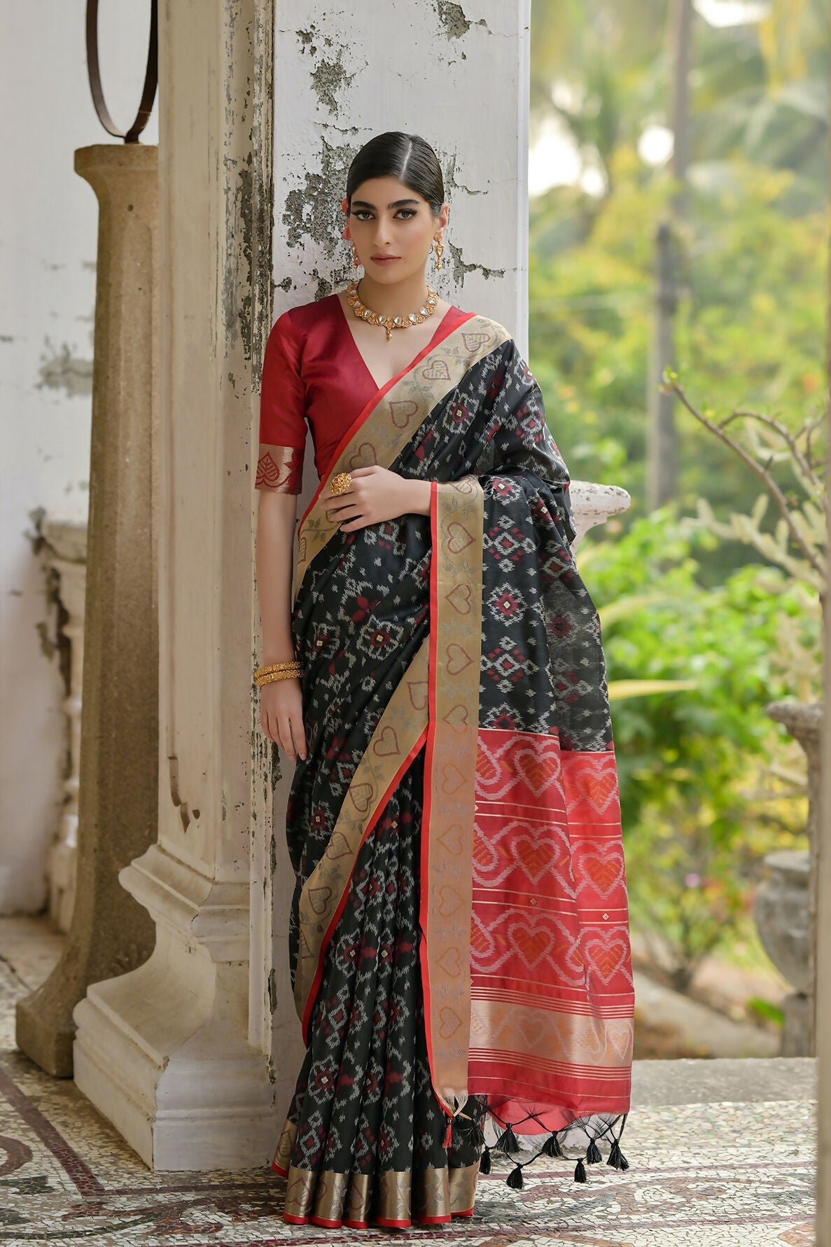 Vishnu Weaves Women's Black Raw Silk Thread Ikkat Woven Saree with Blouse - Swadesiicart
