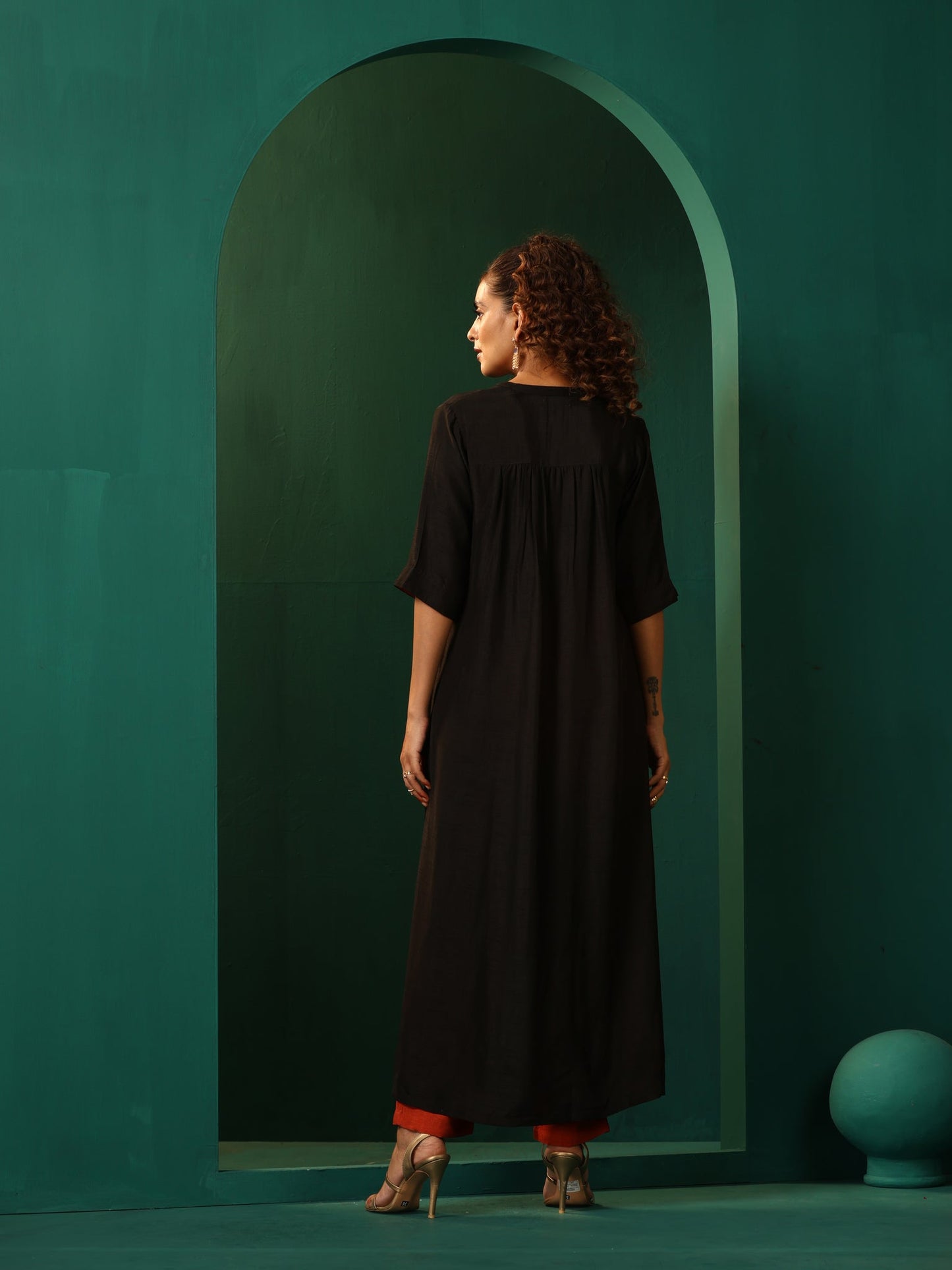 trueBrowns Black Silk High Low Kurta Pant Set | Swadesiicart