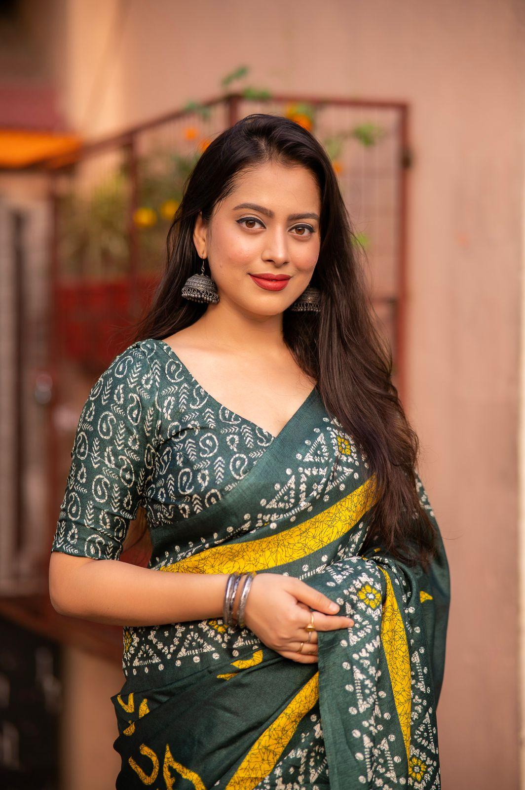 Green Silk Blend Ethnic Motifs Saree with Unstitched Blouse - Hiral Fashion | Swadesiicart