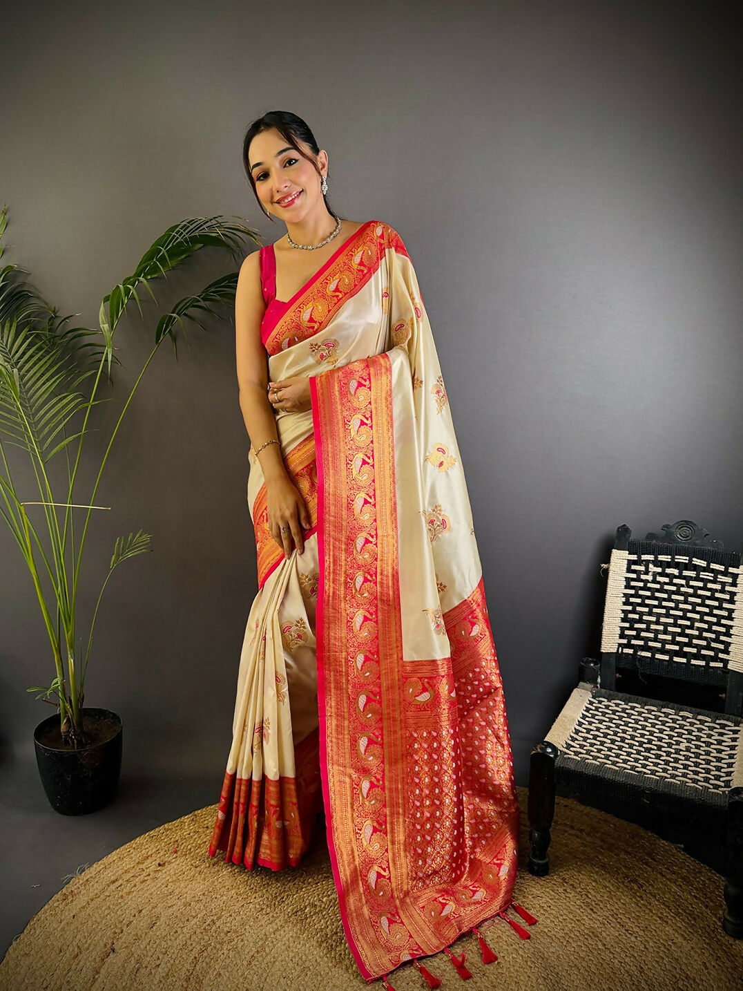 Joban Fashion Banarasi White Woven Soft Silk Saree | Swadesiicart