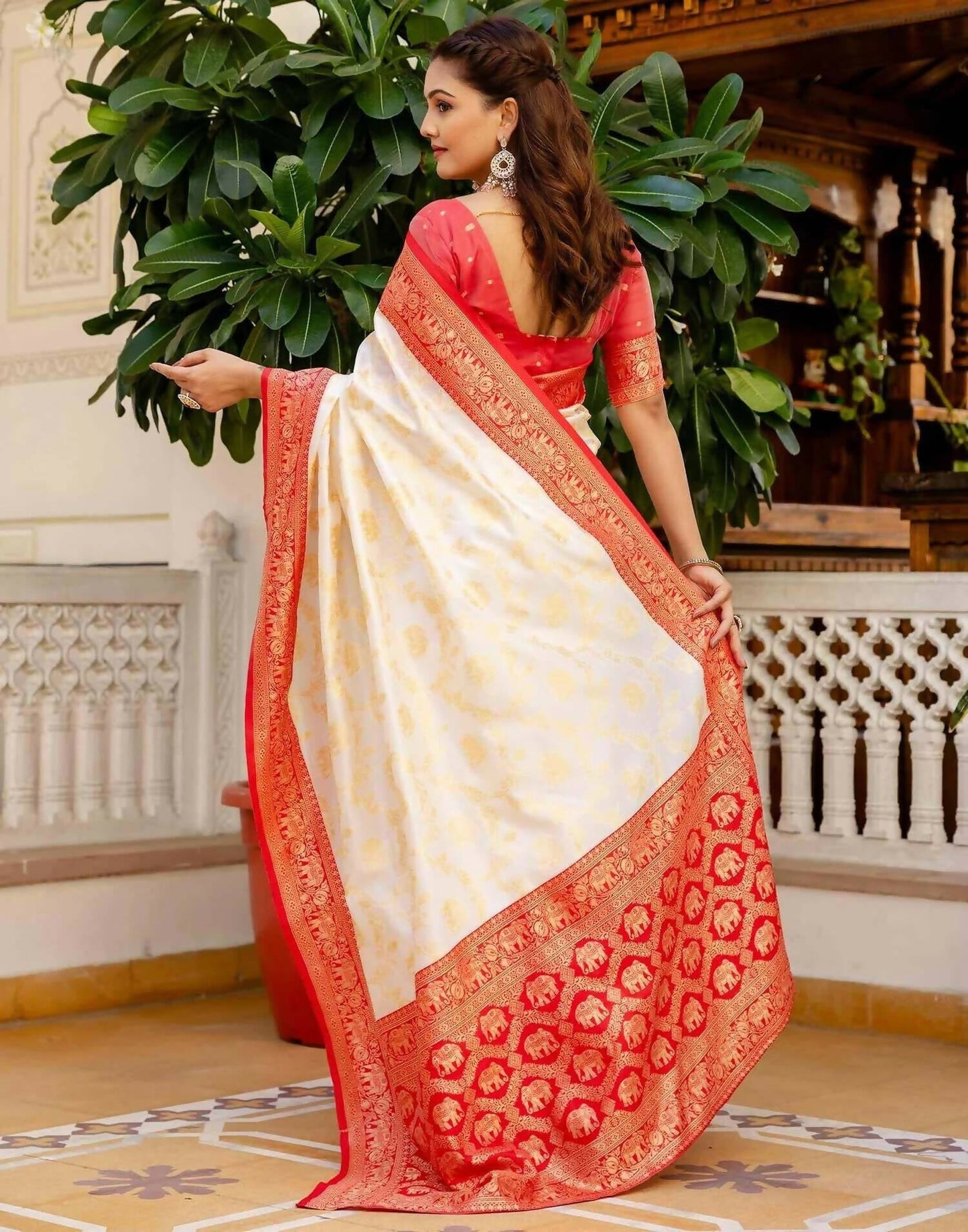 Joban Fashion Off White Silk Woven Banarasi Saree | Swadesiicart