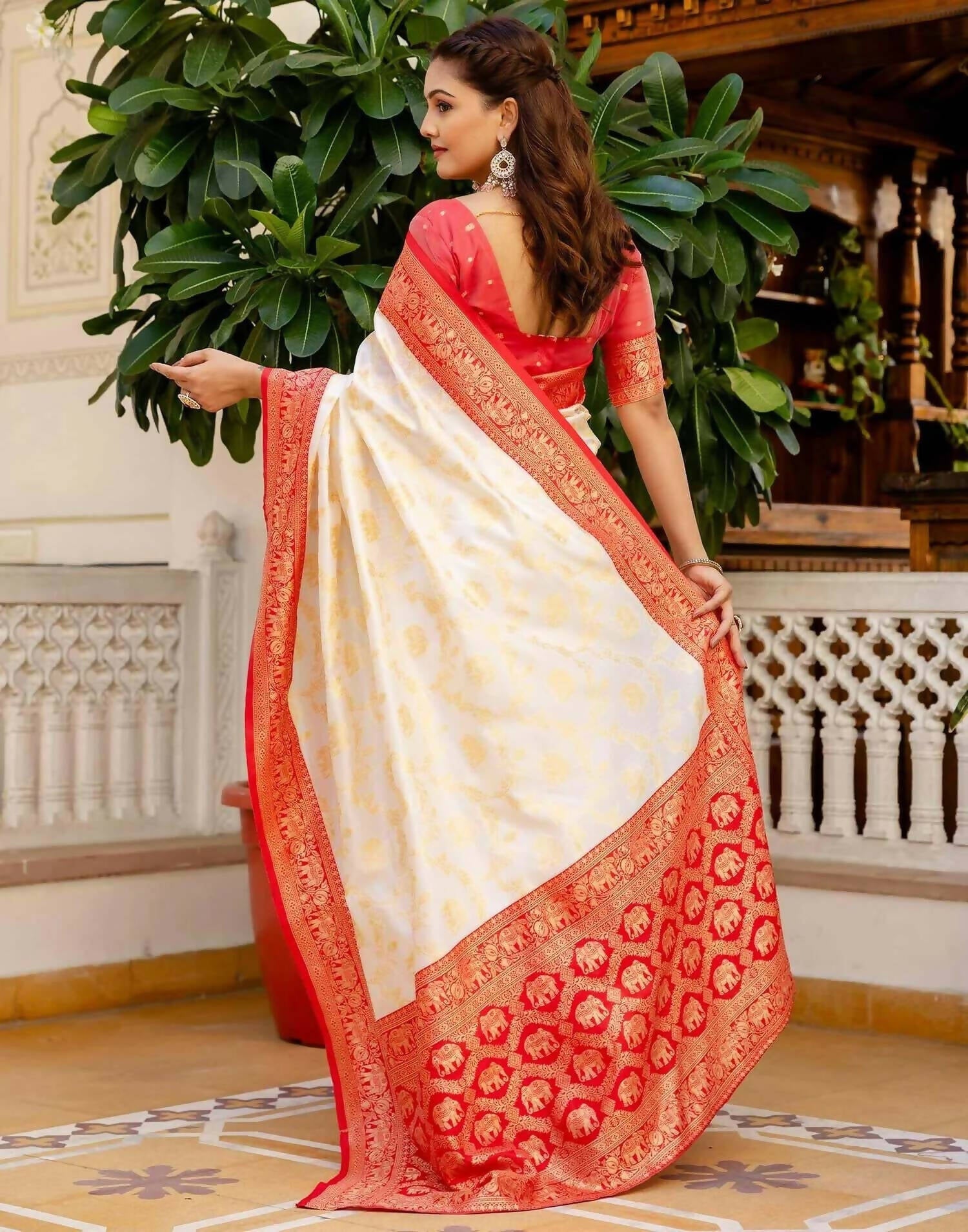 Joban Fashion Off White Silk Woven Banarasi Saree | Swadesiicart