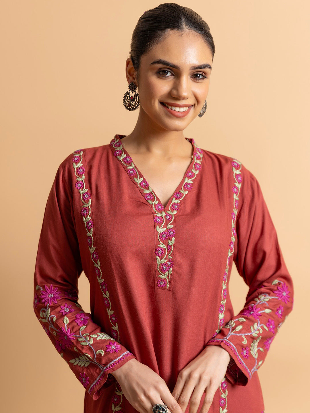 HOUSE OF KARI Floral Embroidered Regular Chikankari Kurta with Trousers | Swadesiicart