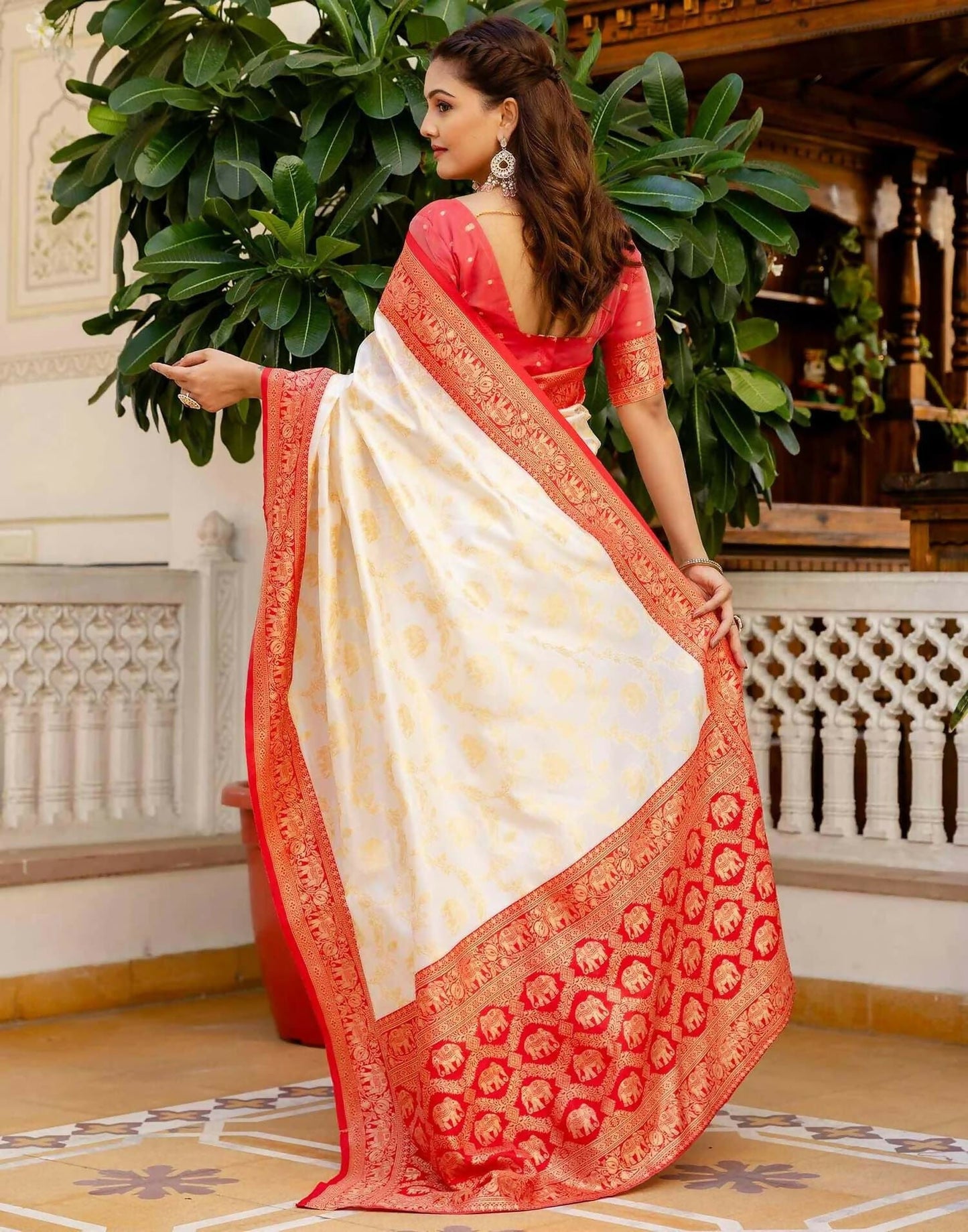 Joban Fashion Off White Silk Woven Banarasi Saree | Swadesiicart