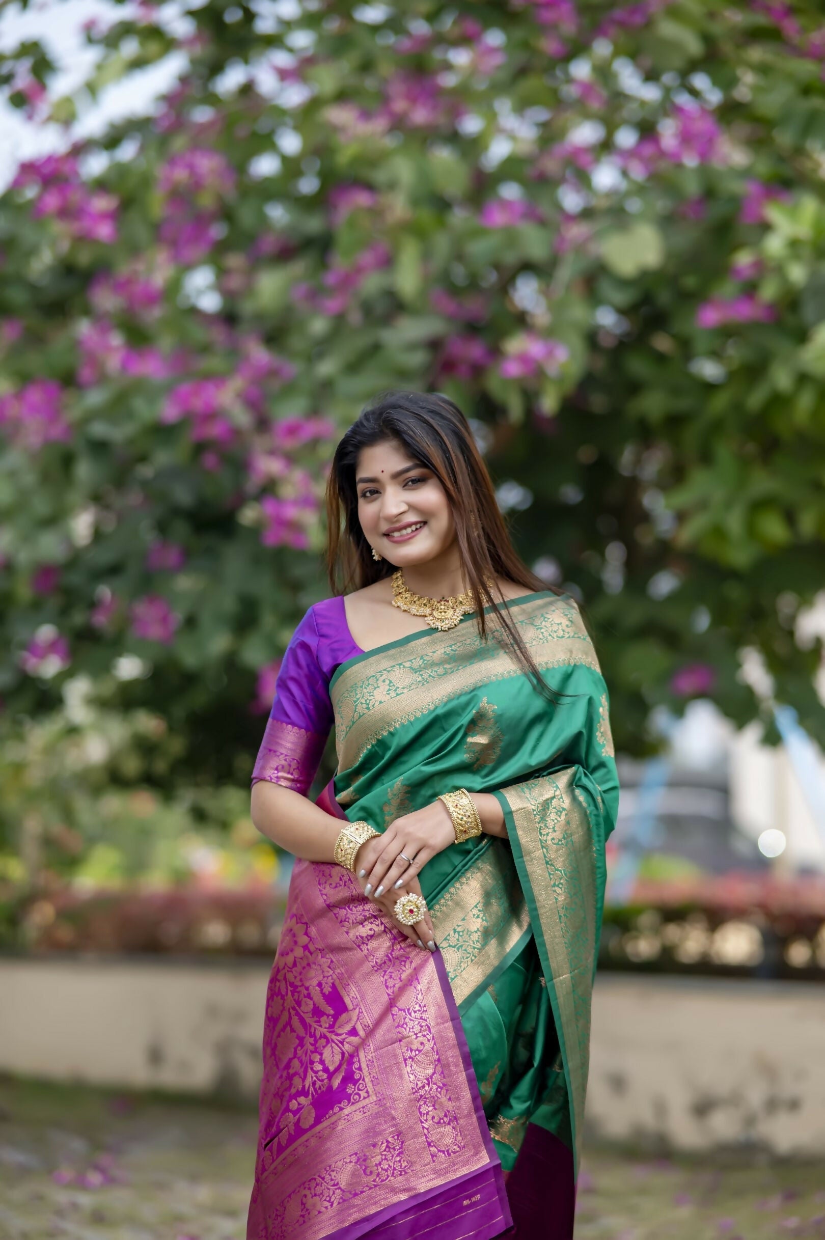 Vishnu Weaves Women's Green Banarasi Silk Saree with Blouse - Swadesiicart