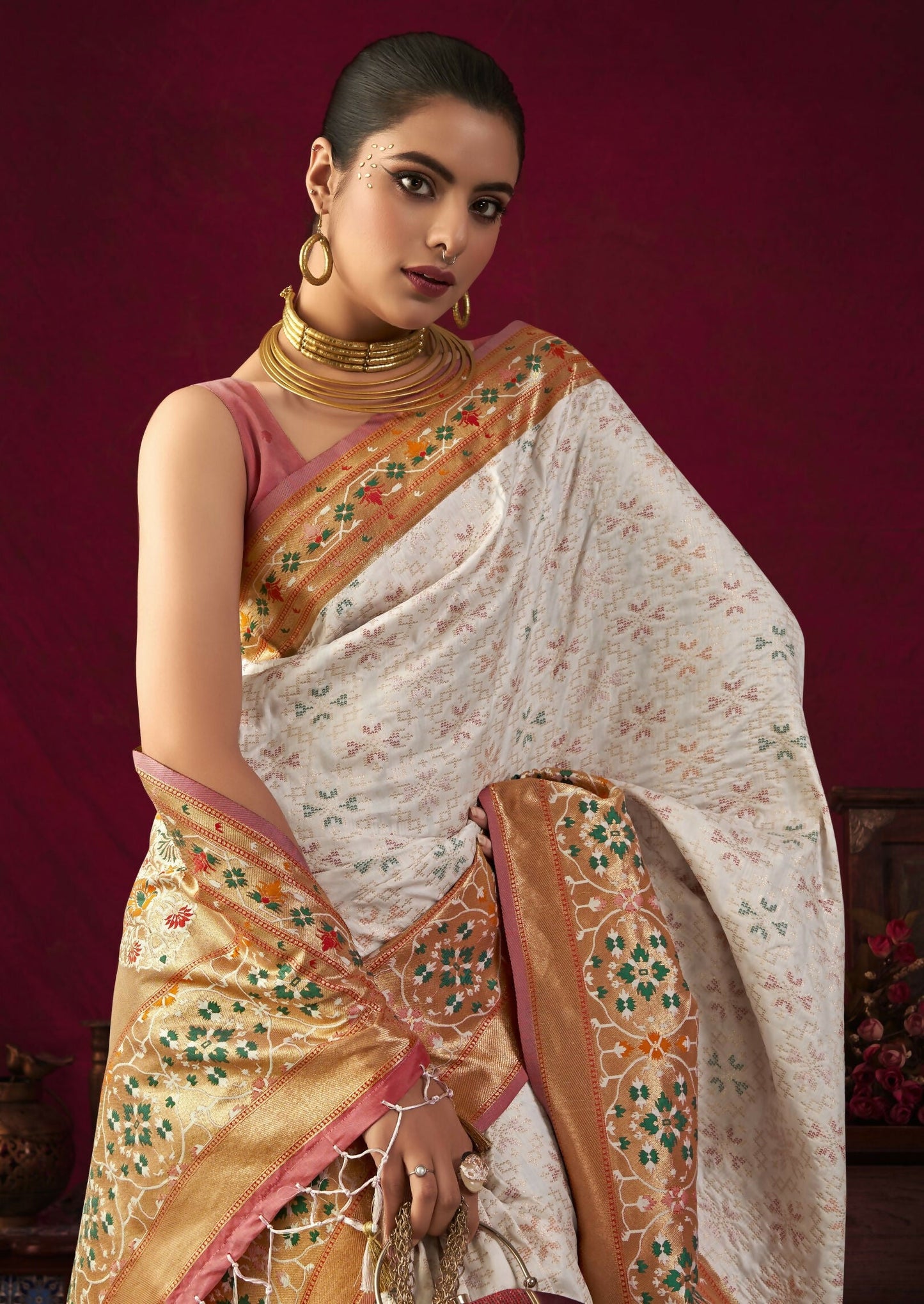 Vishnu Weaves Women's White Paithani Silk Saree with Blouse - Swadesiicart