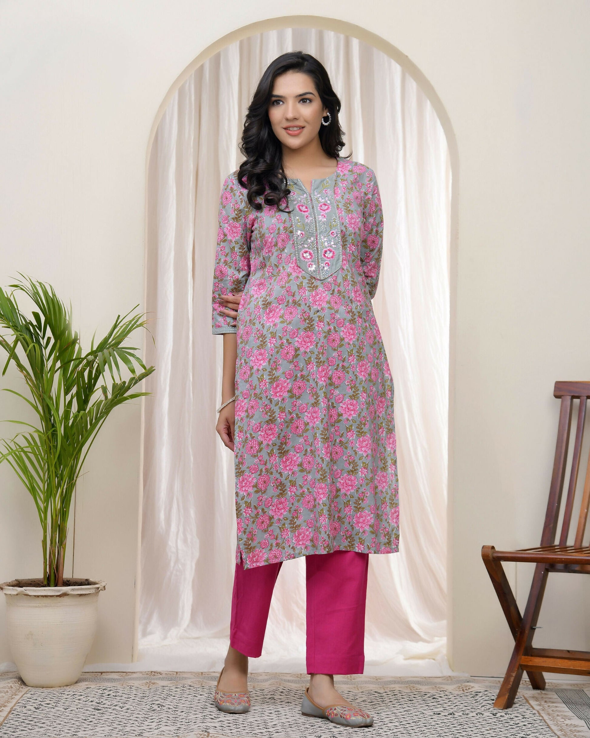 Vaasva Women Grey Cotton Printed Straight Kurti With Pant | Swadesiicart