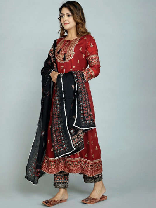 Indian Clothing Women's Red Embroidered Panelled Kurti with Trousers & With Dupatta - NOZ2TOZ - Swadesiicart