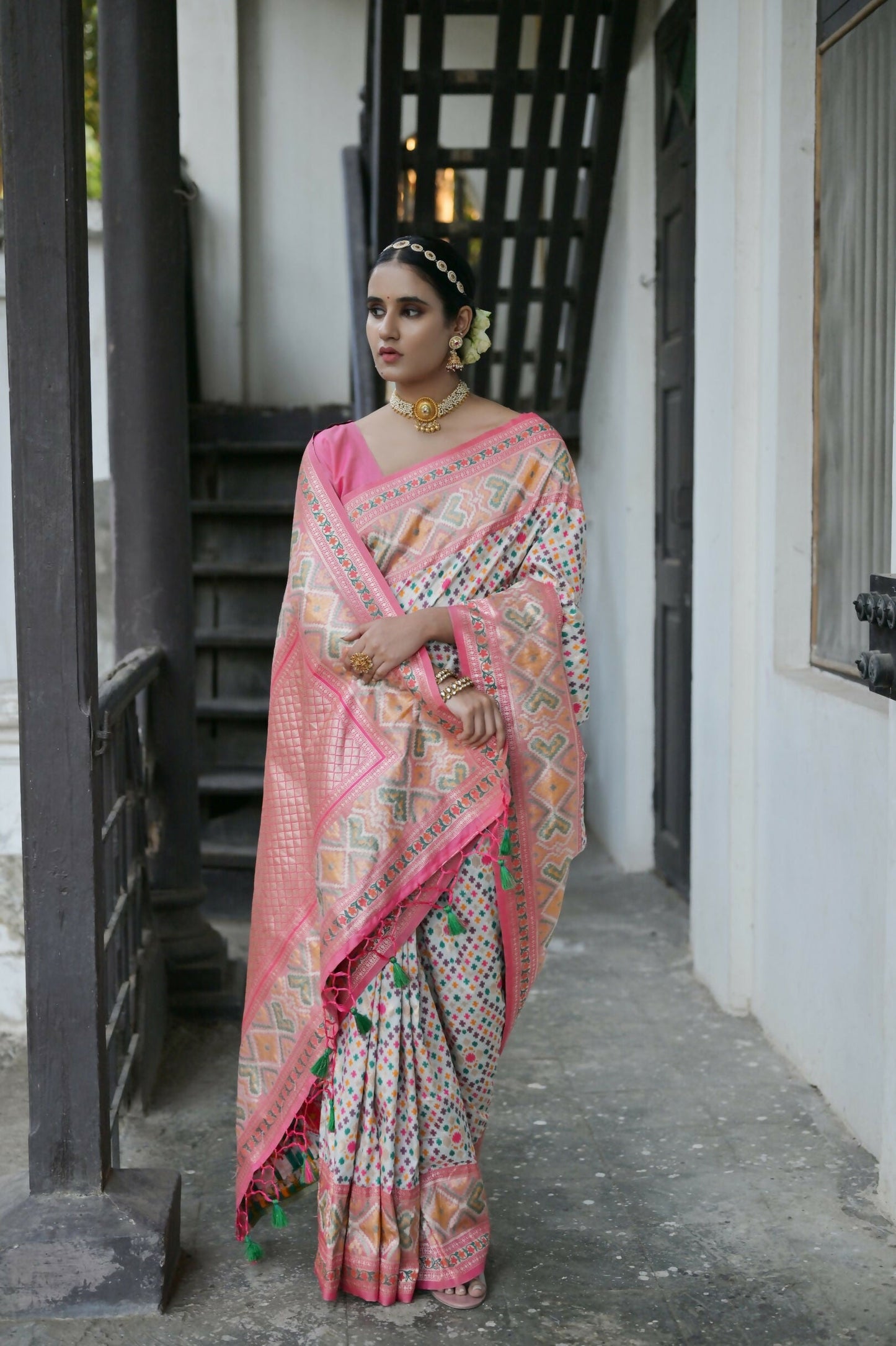 Vishnu Weaves Women's White Paithani Silk Saree with Blouse - Swadesiicart