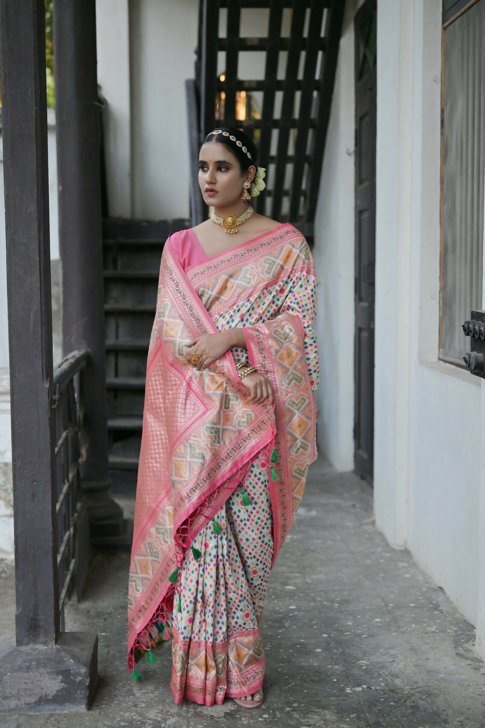 Vishnu Weaves Women's White Paithani Silk Saree with Blouse - Swadesiicart