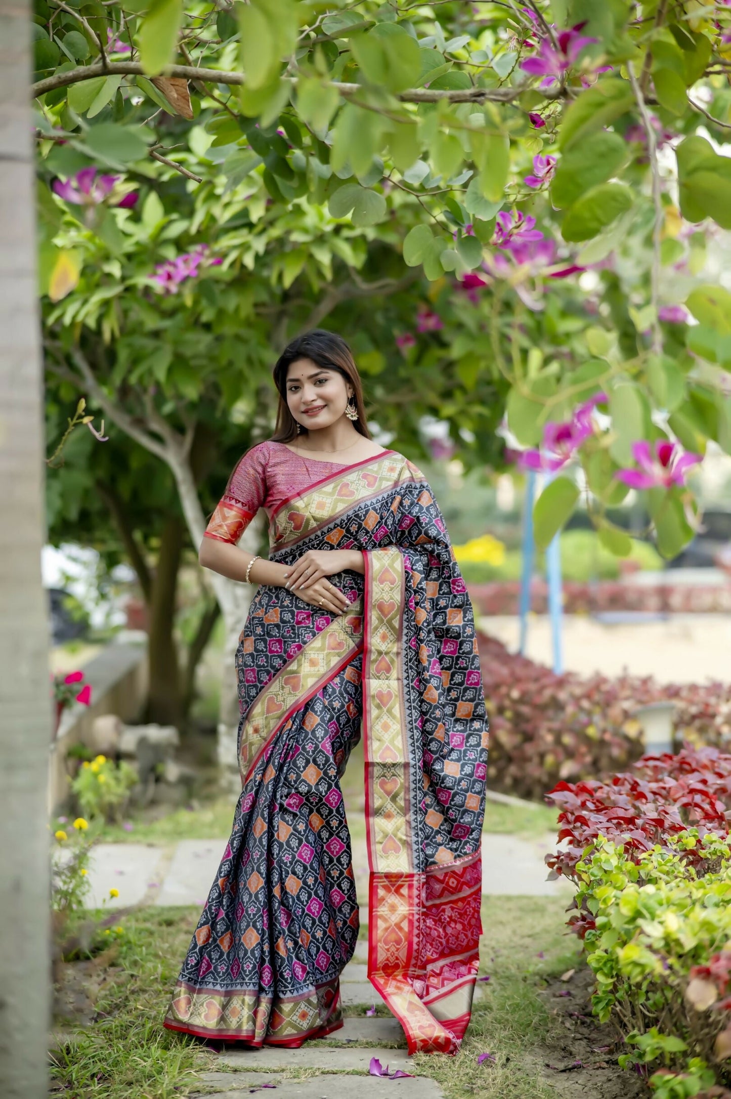 Vishnu Weaves Women's Black Banarasi Silk Saree with Blouse - Swadesiicart