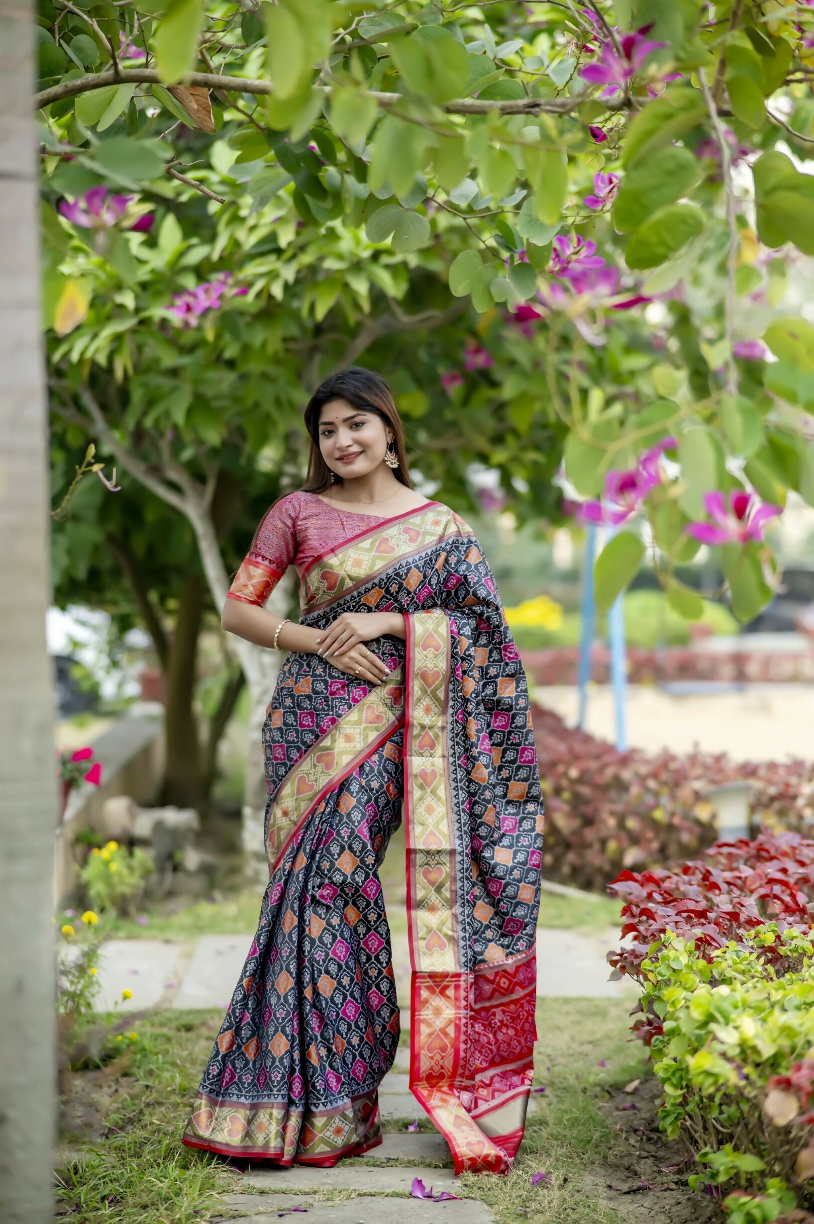 Vishnu Weaves Women's Black Banarasi Silk Saree with Blouse - Swadesiicart