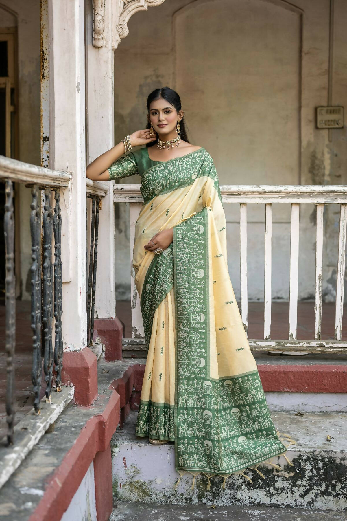 Vishnu Weaves Women's Green Handloom Raw Silk Woven Saree with Blouse - Swadesiicart