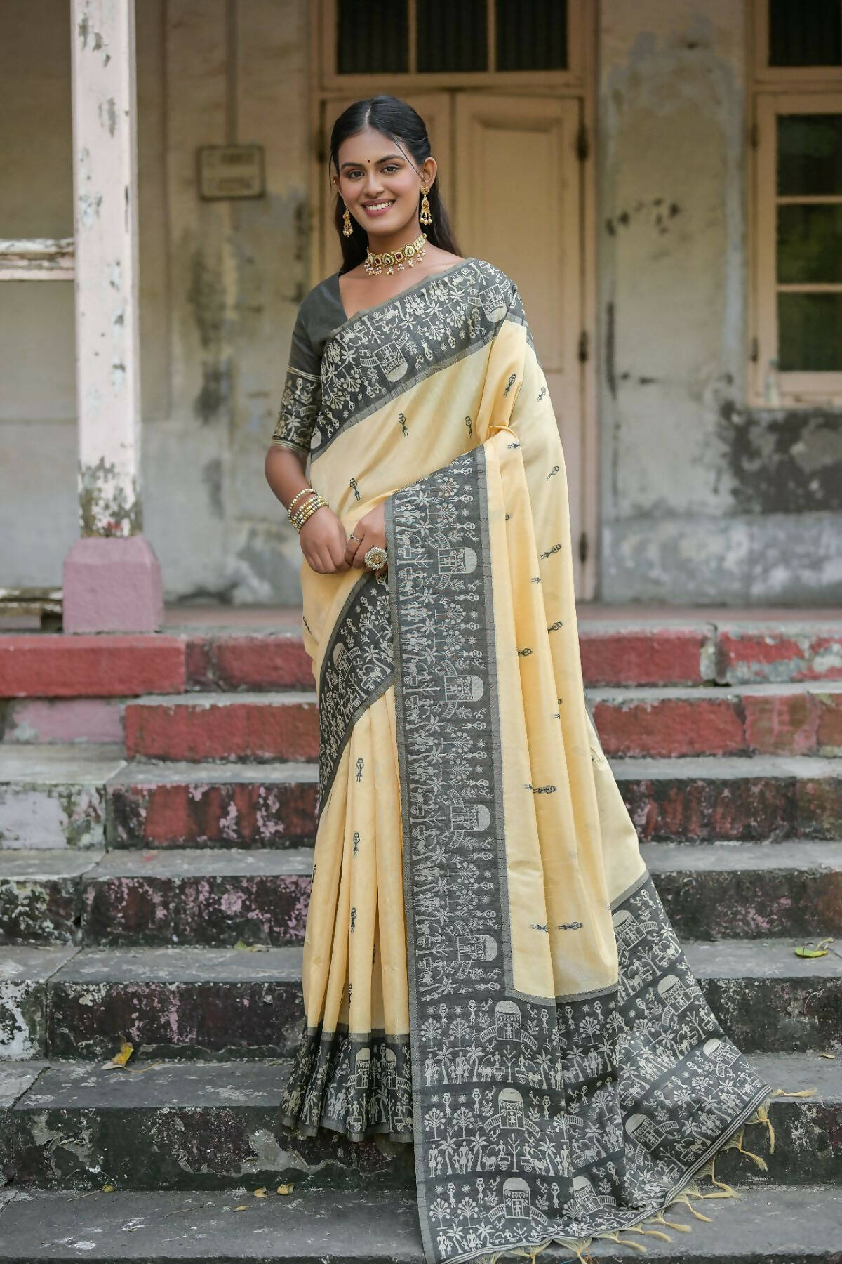 Vishnu Weaves Women's Black Handloom Raw Silk Woven Saree with Blouse - Swadesiicart