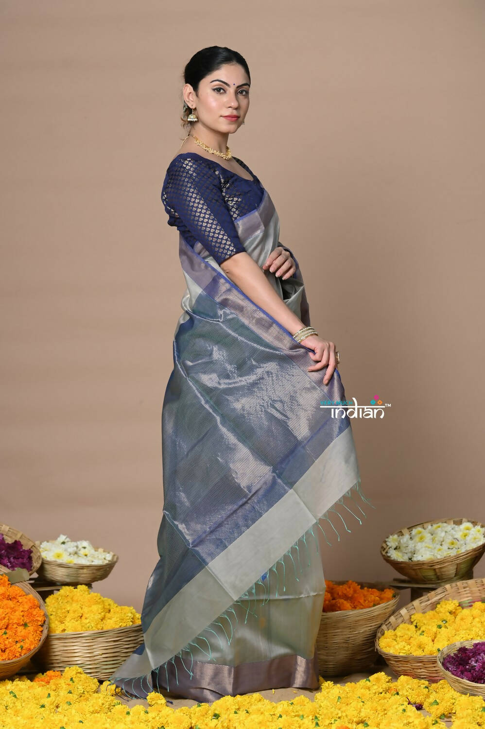 Very Much Indian Rajsi - Handloom Ari Checks Cotton Silk Saree With Golden Border - Grey | Swadesiicart