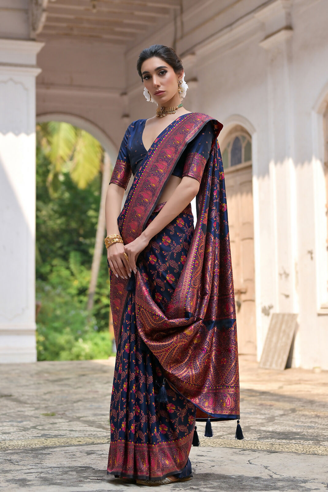 Vishnu Weaves Women's Navy-Blue Silk Woven Saree with Blouse - Swadesiicart