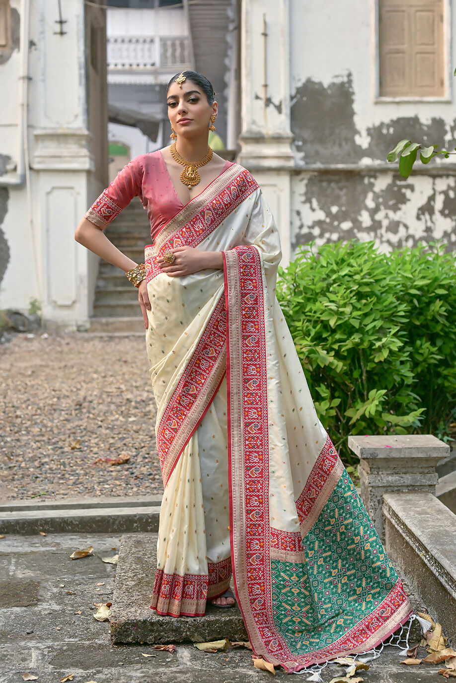 Vishnu Weaves Women's White Banarasi Silk Woven Saree with Blouse - Swadesiicart