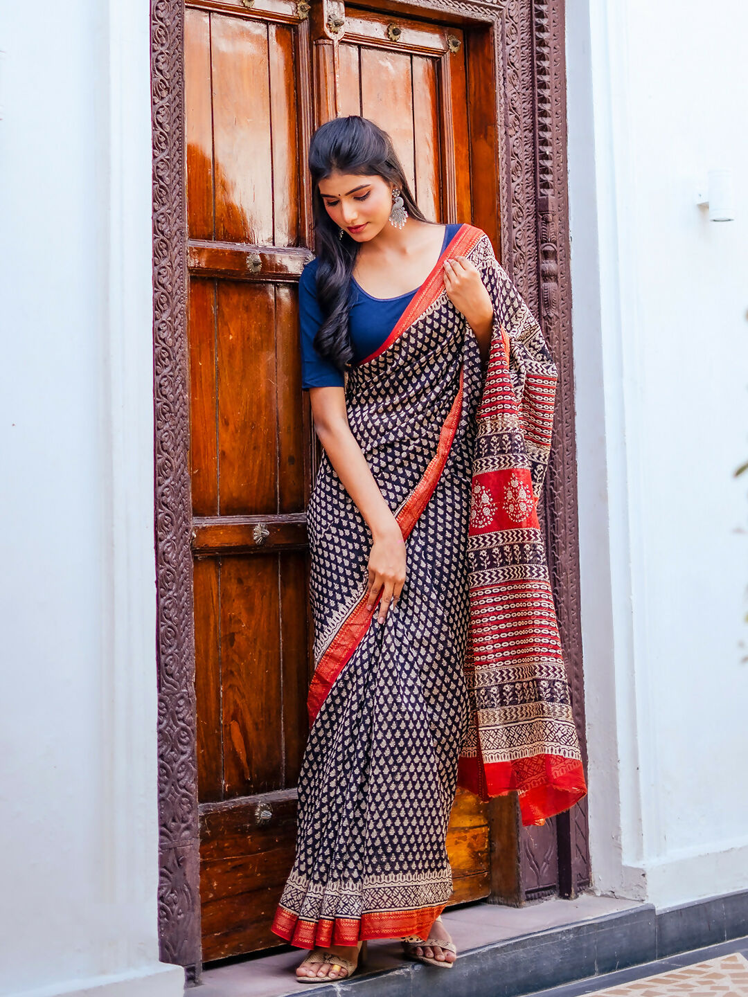 Zibaa Hand-Blocked Pure Maheshwari Silk Navy Blue Saree | Swadesiicart