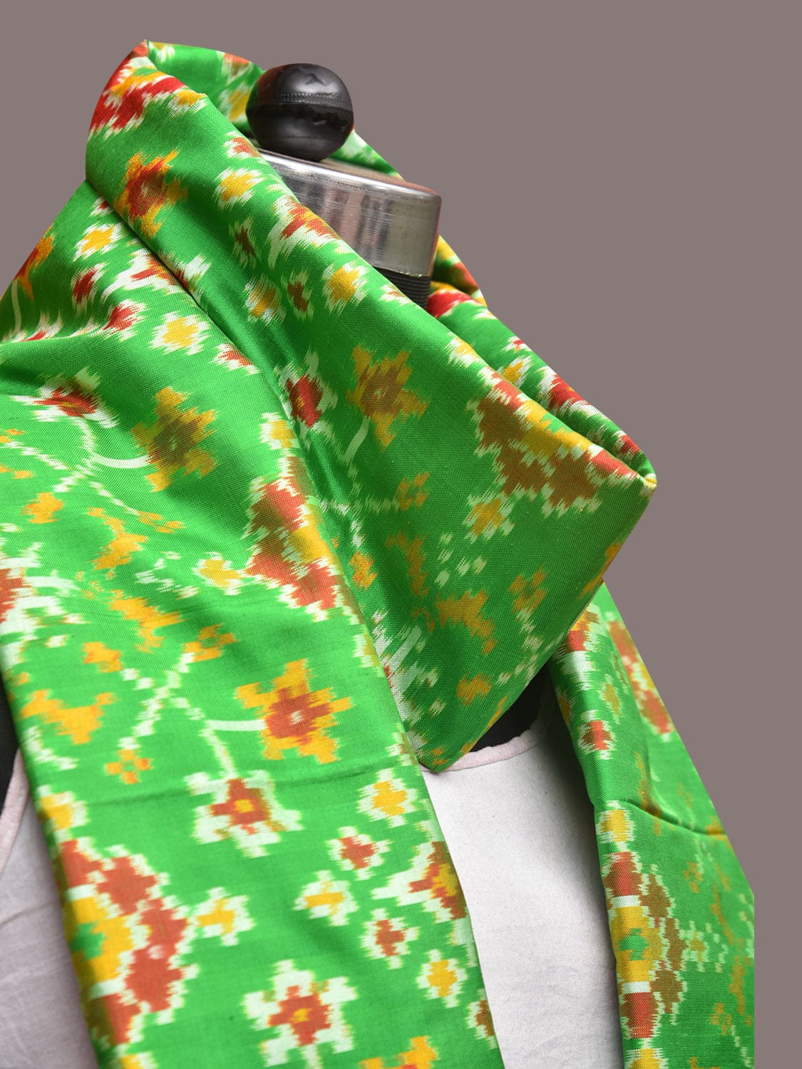 Green and Pink Pochampally Ikat Silk Handloom Dupatta with All Over Design - Global Threads | Swadesiicart