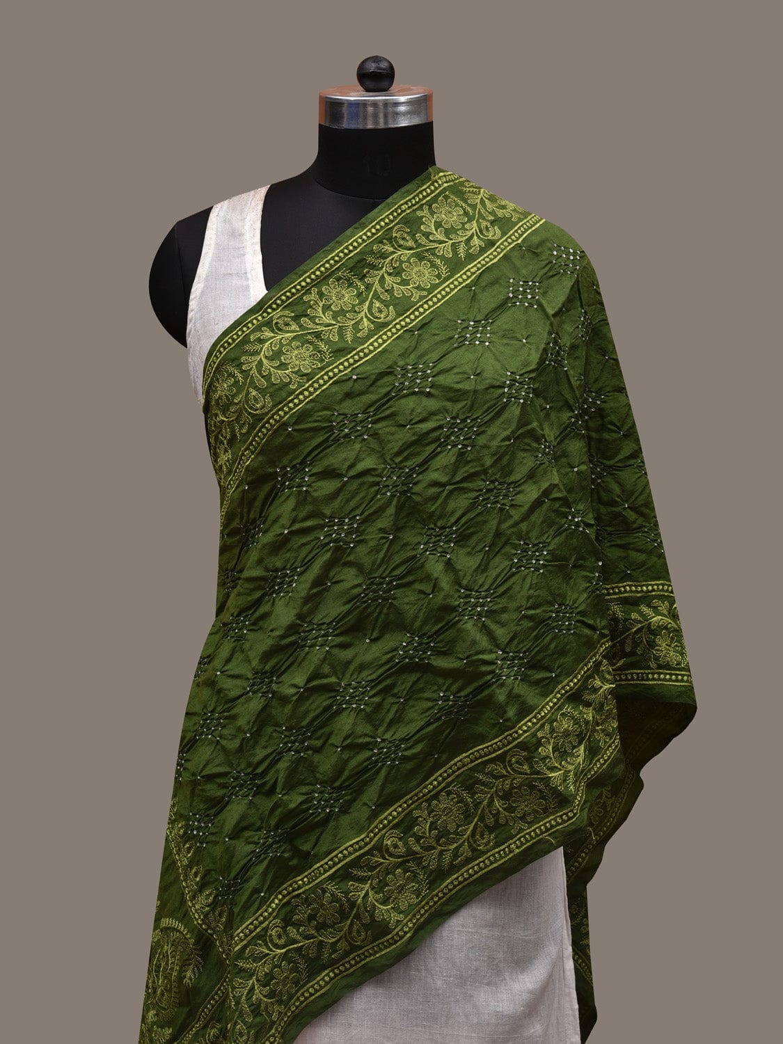 Green Bandhani Silk Handloom Stole with Mango Design - Global Threads | Swadesiicart