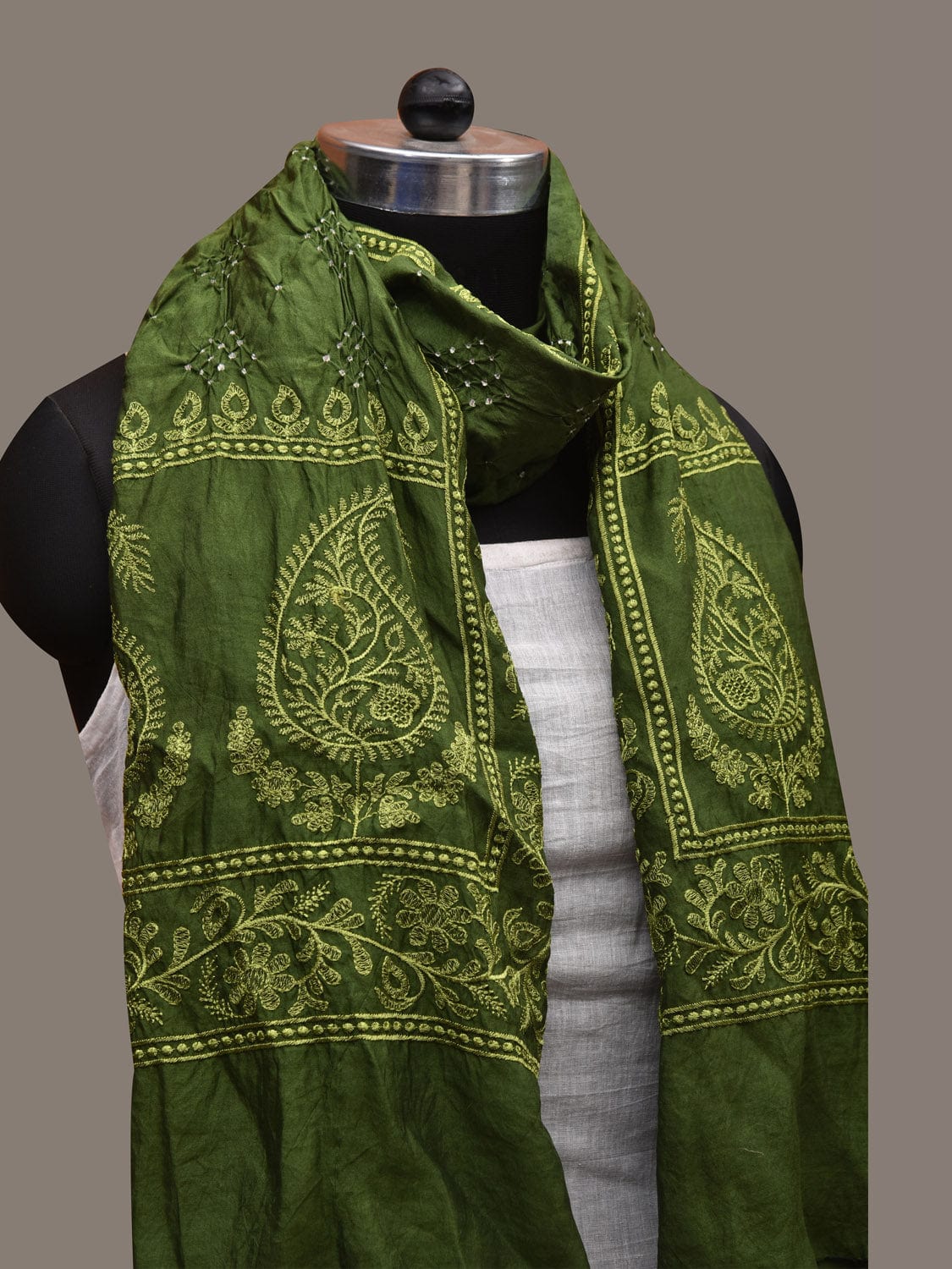 Green Bandhani Silk Handloom Stole with Mango Design - Global Threads | Swadesiicart