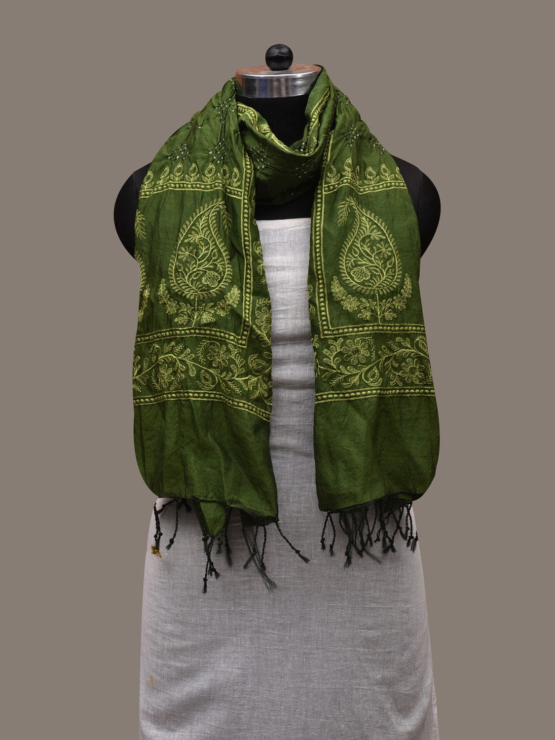 Green Bandhani Silk Handloom Stole with Mango Design - Global Threads | Swadesiicart