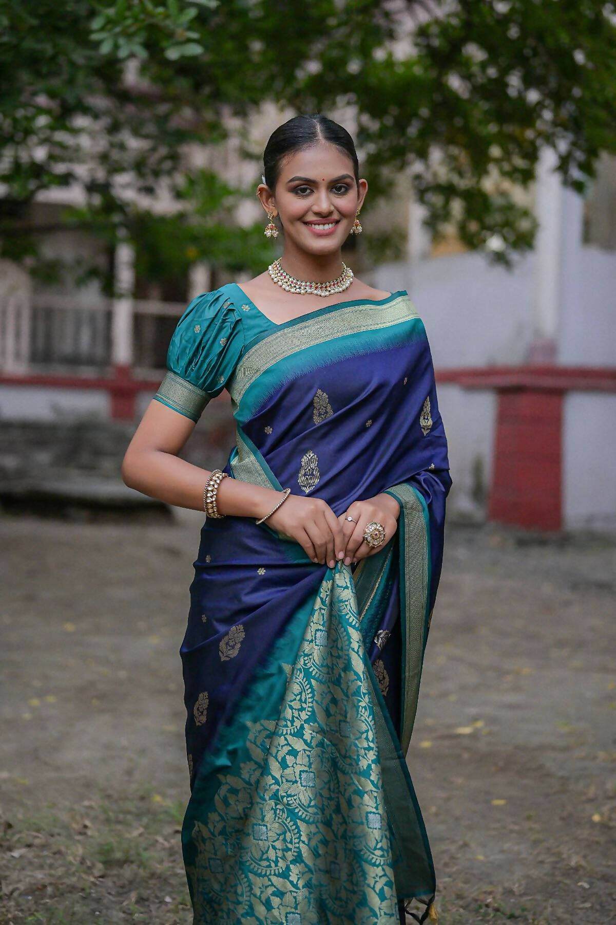Vishnu Weaves Women's Navy-Blue Soft Silk Zari Woven Saree with Blouse - Swadesiicart
