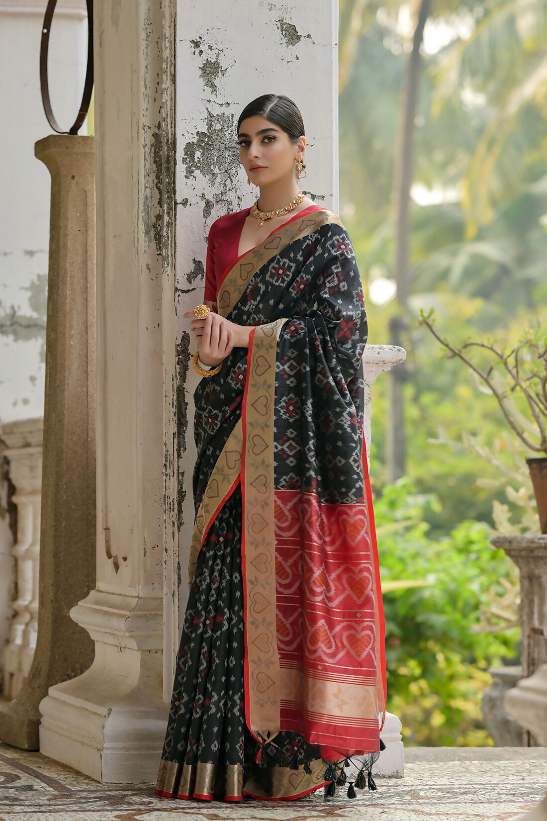 Vishnu Weaves Women's Black Raw Silk Thread Ikkat Woven Saree with Blouse - Swadesiicart