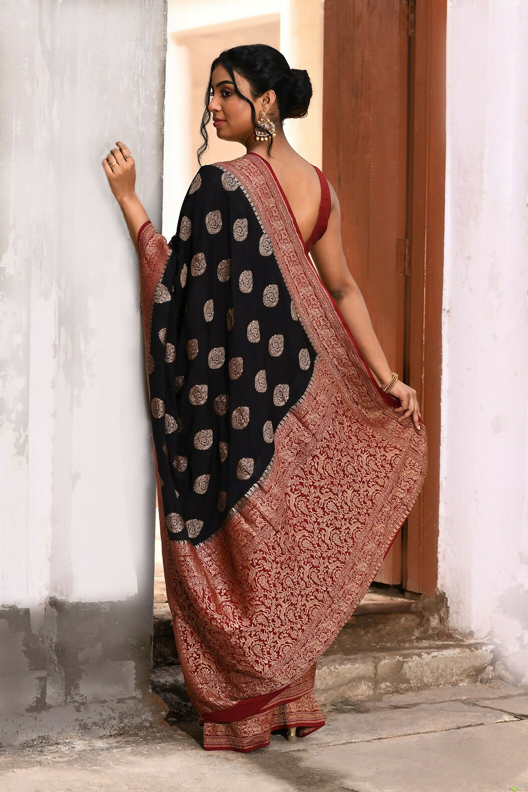 Joban Fashion Black Crepe Chiffon Pure Handloom Banarasi Silk Saree | Swadesiicart