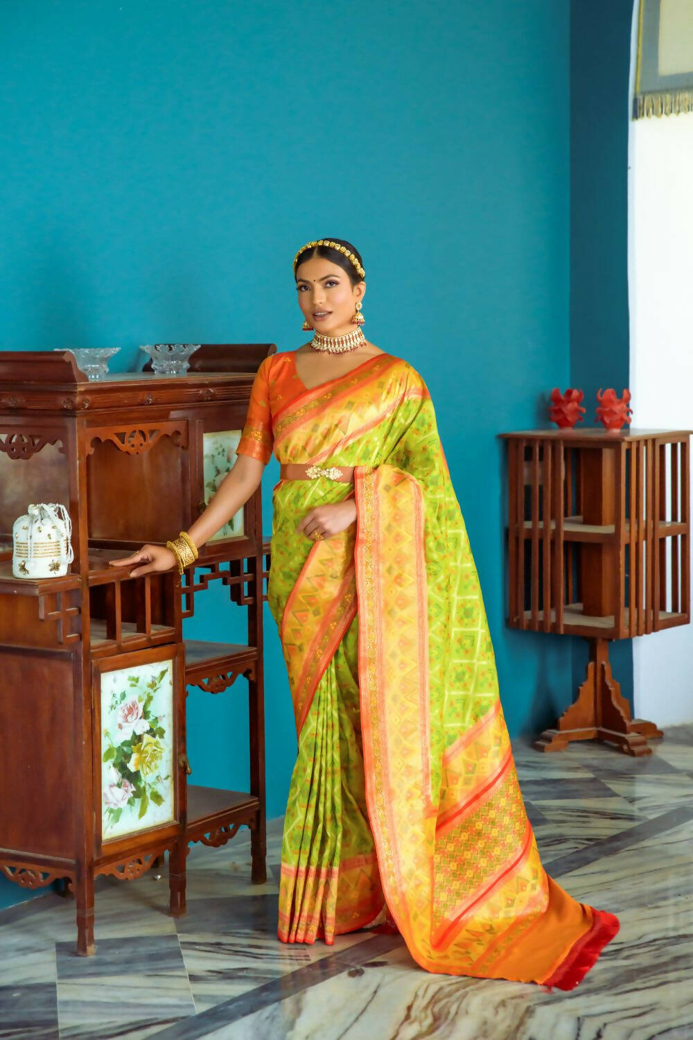 Vishnu Weaves Women's Parrot Green Patola Banarasi Silk Meenakari Zari Woven Saree with Blouse - Swadesiicart