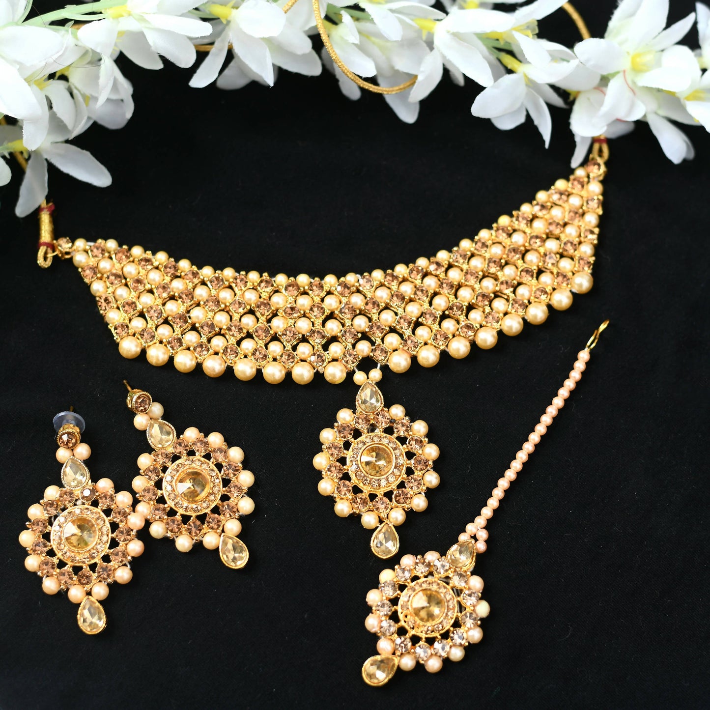 Mominos Fashion Johar Kamal Gold-Polished Brass Finish Kundan/Stone Choker For Women (Golden) | Swadesiicart