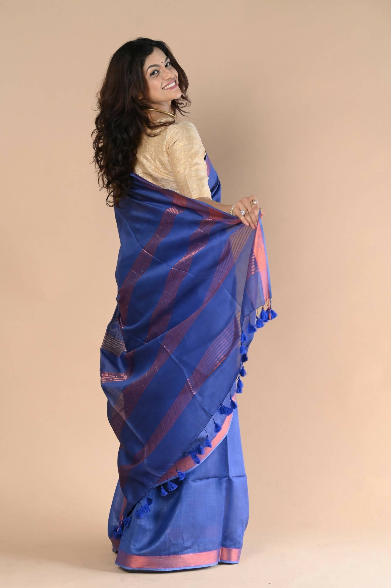 Very Much Indian Handloom Cotton Silk Maheshwari Saree With Sleek Golden Border - Purple Blue | Swadesiicart