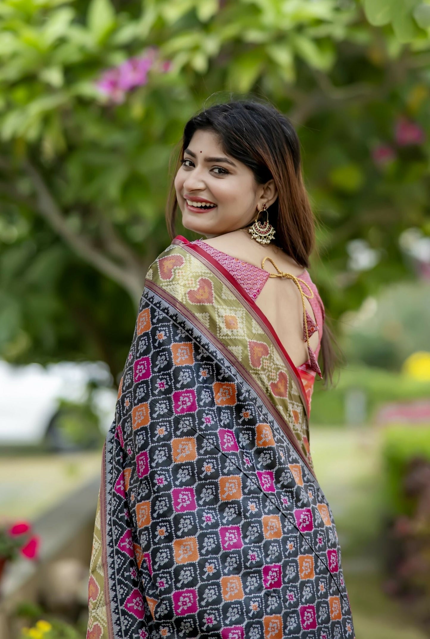 Vishnu Weaves Women's Black Banarasi Silk Saree with Blouse - Swadesiicart