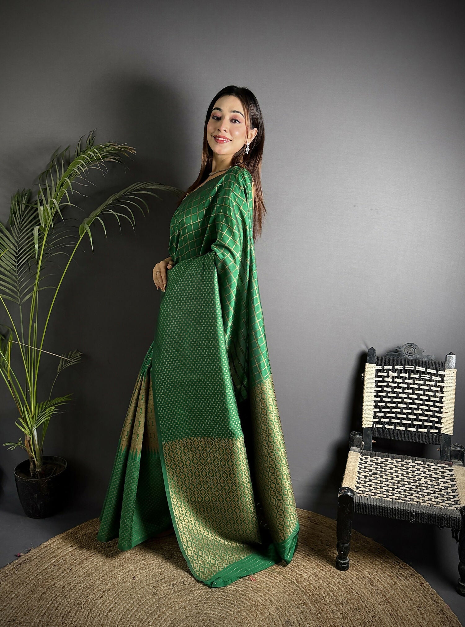 Joban Fashion Emerald Green Banarasi Soft Lichi Silk Checks & Woven Saree | Swadesiicart