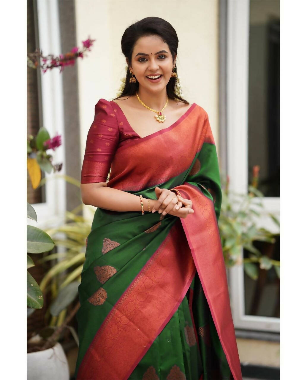 DEIANA'S Beautiful Designer Golden zari Soft Lichi Silk Saree - Light Green - Swadesiicart